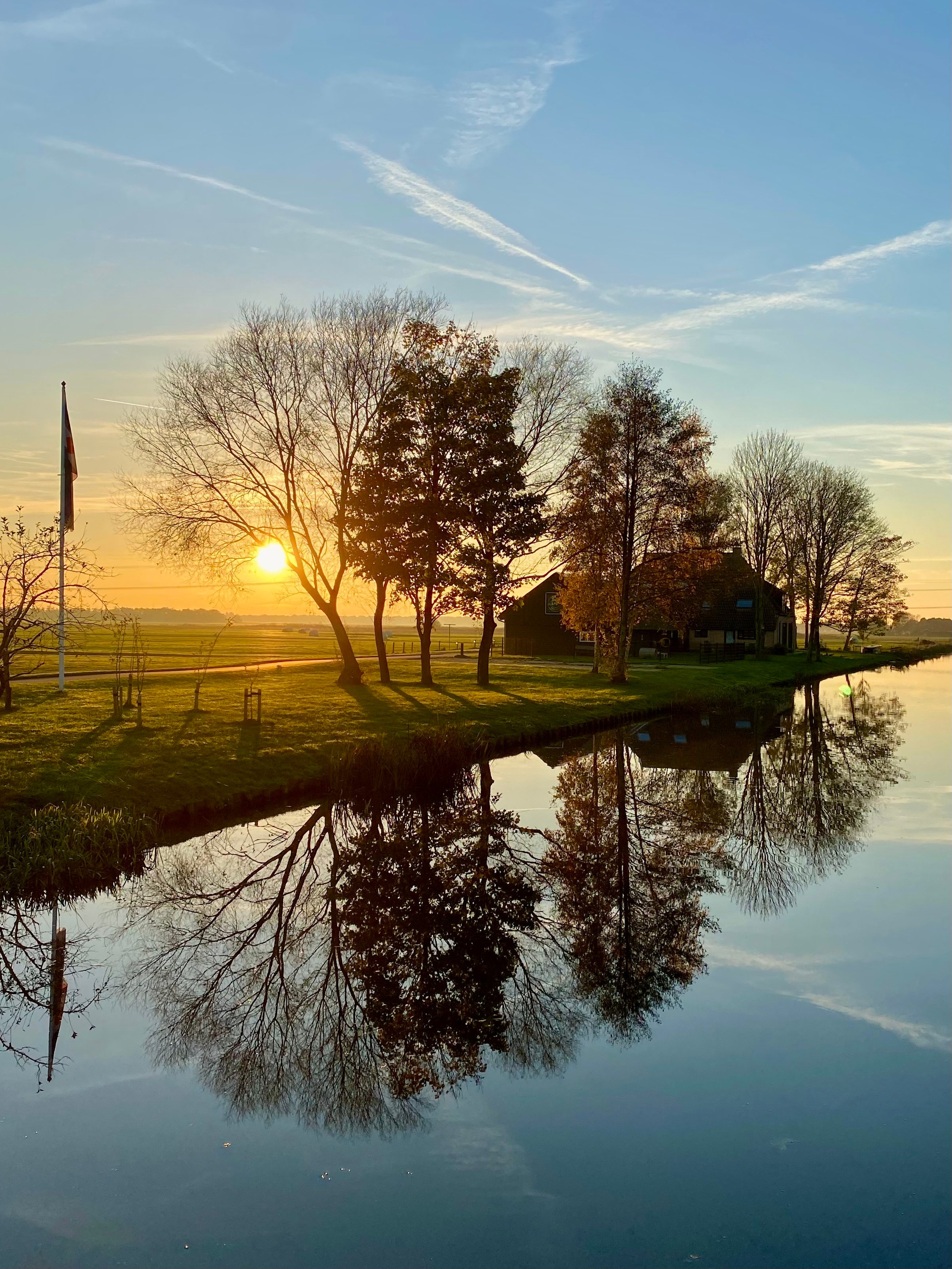 Woonboerderij PLEATS18 aan het water bij zonsondergang in Vegelinsoord
