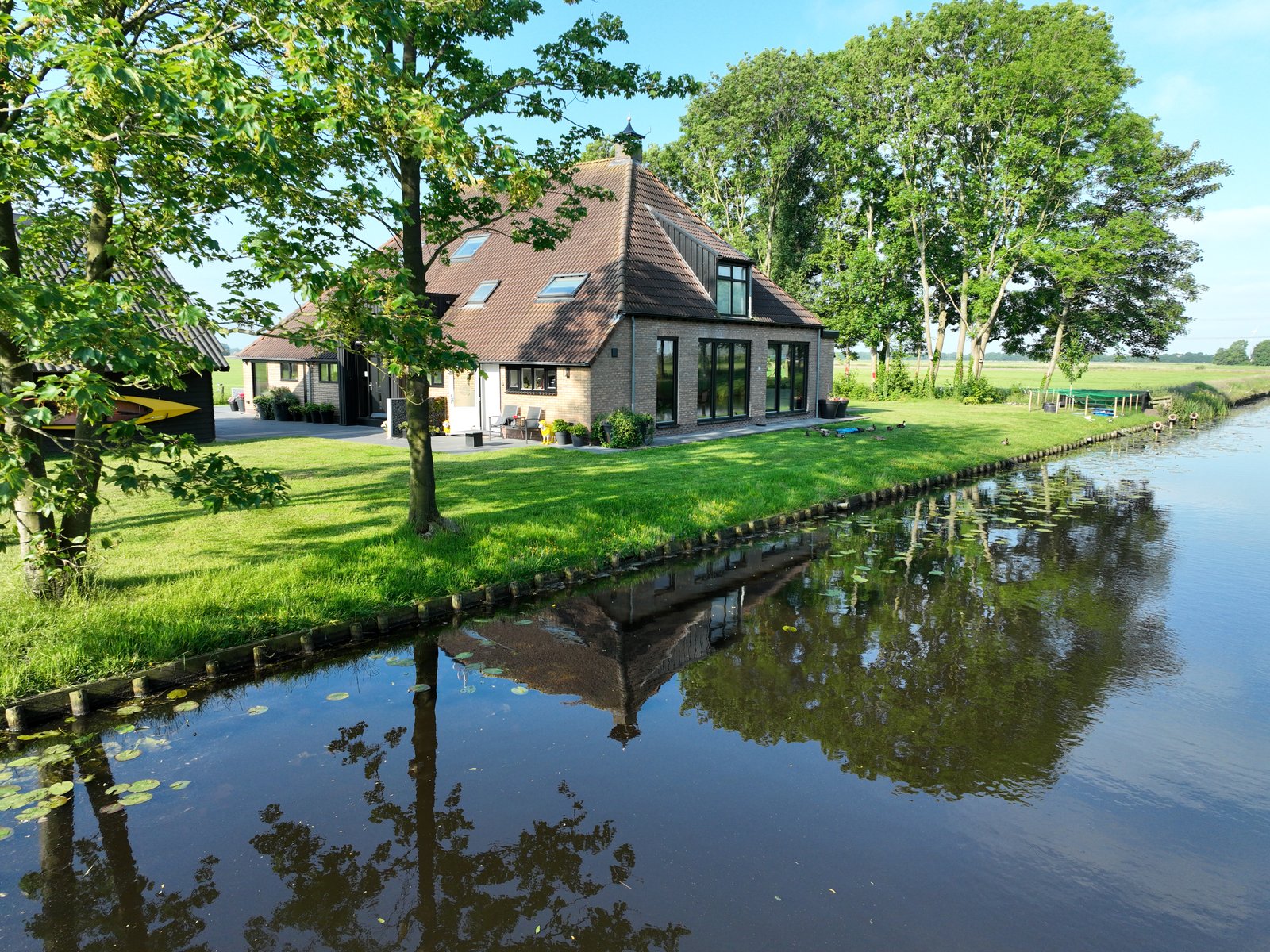 Luchtfoto van de boerderij aan het water